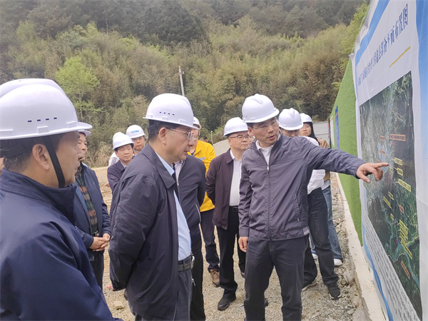 4月1日，安徽省人大常委會(huì)副主任魏曉明查調(diào)研防洪項(xiàng)目進(jìn)展情況，縣政府縣長(zhǎng)王奇勇等相關(guān)部門(mén)負(fù)責(zé)人陪同調(diào)研。.jpg