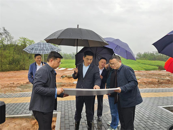 4月2日，洪董，潘總陪同王奇勇縣長一行調(diào)研重點項目1.jpg