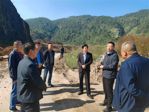 10月23日，張縣長帶隊督查大牛山環(huán)保整治項目。.jpg