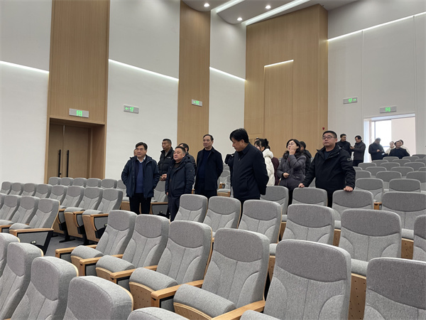 1月4日，洪董陪同吳志平書記檢查行知研學(xué)基地會務(wù)準備情況。.jpg