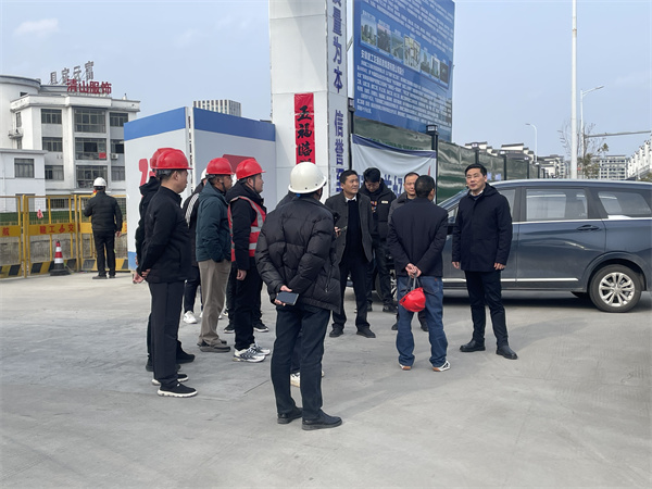 2月5日，縣長王奇勇帶隊調(diào)研新徽商創(chuàng)業(yè)基地一期一標(biāo)段項目春節(jié)后復(fù)工復(fù)產(chǎn)工作，黃山徽投集團(tuán)總經(jīng)理潘楷金陪同調(diào)研。.jpg