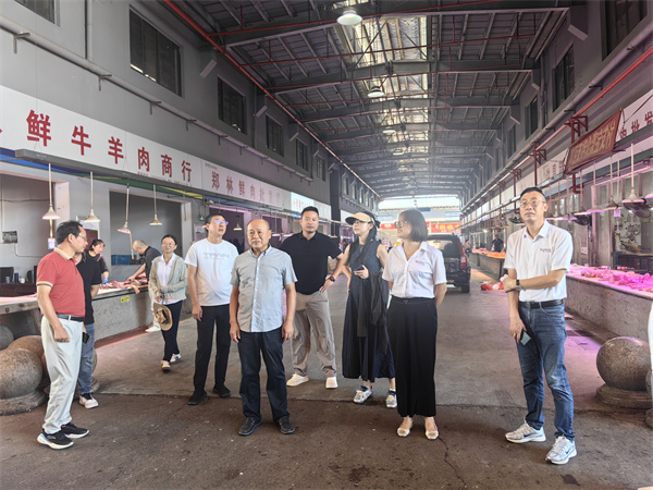 8月28日，高主任帶隊(duì)，文明辦、市監(jiān)局、徽投集團(tuán)到浙江衢州農(nóng)商城、新農(nóng)都批發(fā)市場(chǎng)和明輝蔬果配送公司調(diào)研學(xué)習(xí)食材供應(yīng)鏈配送項(xiàng)目.jpg