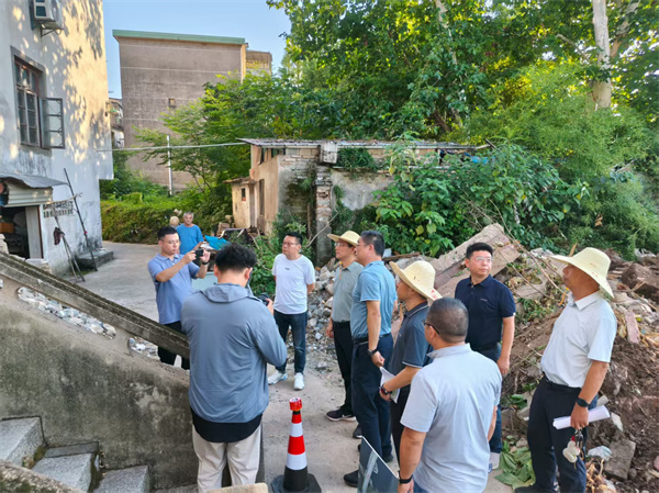 8月18日，王縣長(zhǎng)帶隊(duì)督導(dǎo)萬年橋?yàn)I江路項(xiàng)目。.jpg