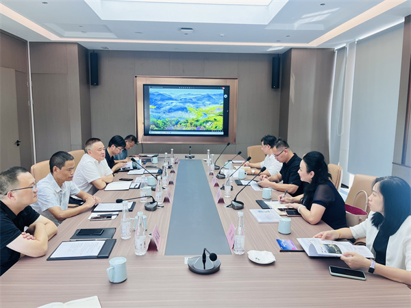 9月28日，深圳福美投資、深圳互聯(lián)網(wǎng)文化促進(jìn)會(huì)、安徽瀚之源碳桐環(huán)?？萍加邢薰镜瓤蜕谈凹瘓F(tuán)洽談項(xiàng)目合作事項(xiàng)，洪董、潘總、吳書(shū)記、余總及石潭公司參加座談。.jpg