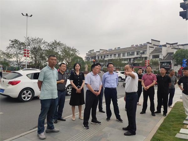 6月5日，洪董陪同汪凱書(shū)記一行調(diào)研古城公園提升改造項(xiàng)目.jpg