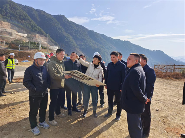 12月6日，洪董，余總陪同詹凱縣長一行調研湖田山景區(qū)項目.jpg