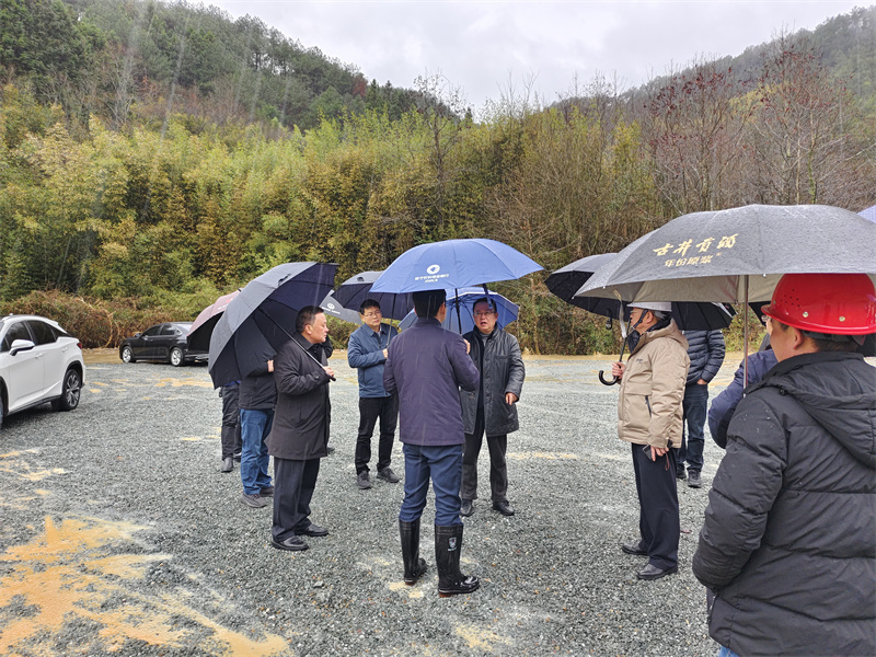 2月21日，汪凱書記一行調(diào)研防洪項(xiàng)目開工儀式現(xiàn)場，洪董、張總陪同調(diào)研.jpg